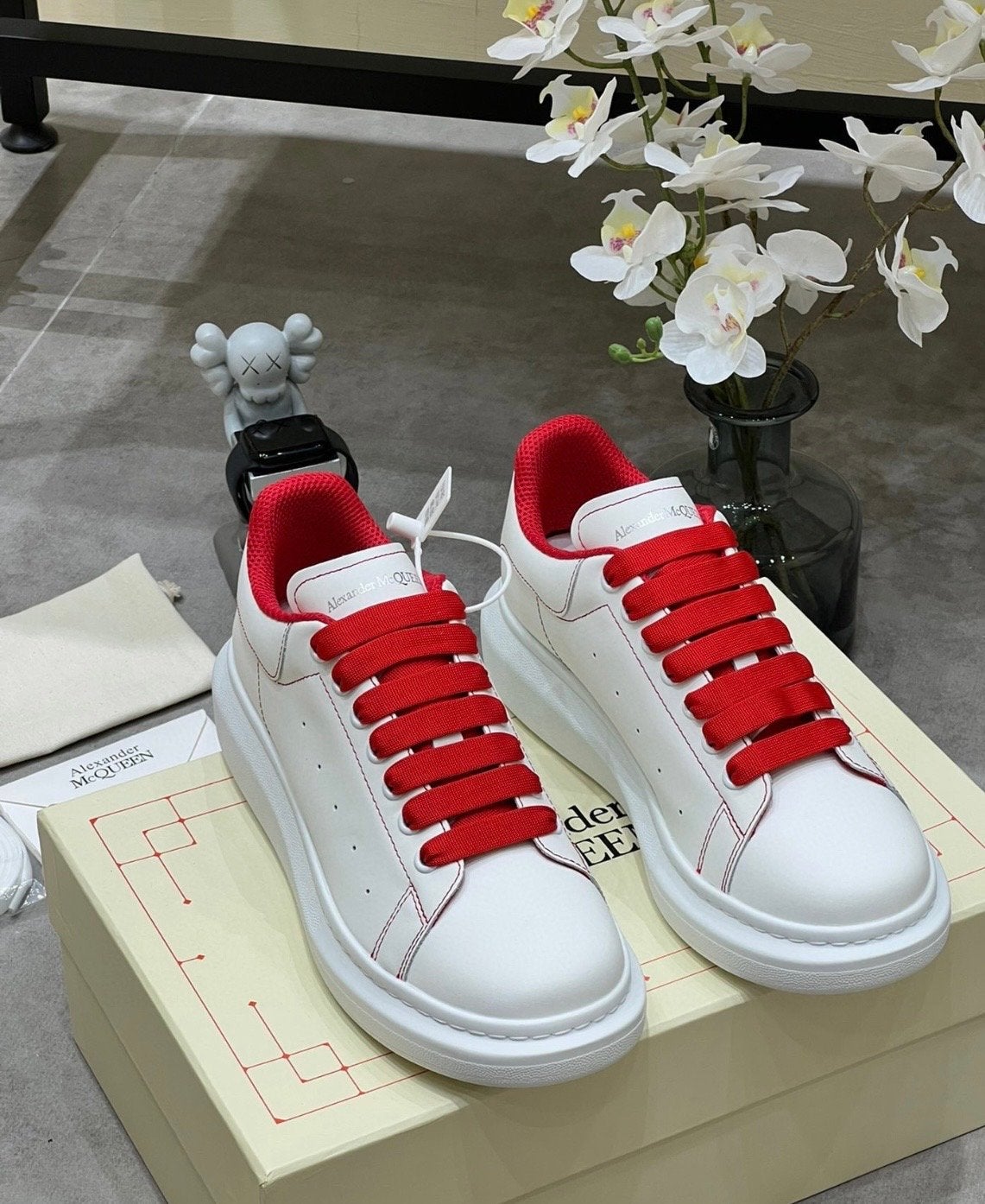 Alexander McQueen Sneakers - Wit met Rode Details, Kleding | Dames, Ophalen of Verzenden, Zo goed als nieuw, Wit, Sneakers of Gympen