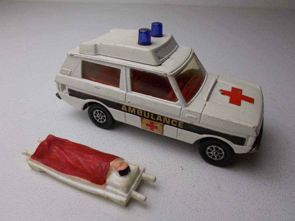 1977 Corgi Toys 482 RANGE ROVER AMBULANCE + BRANCARD (C), Ophalen of Verzenden, Zo goed als nieuw, Auto, Corgi