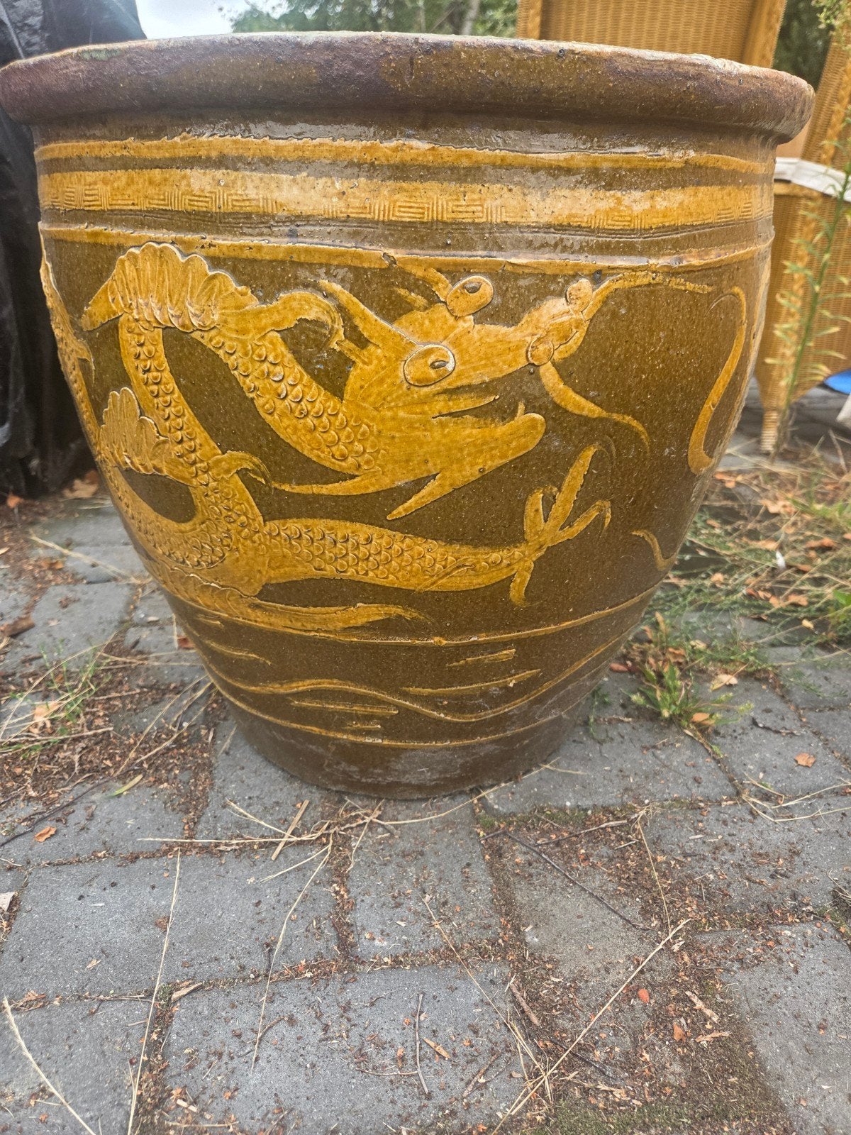 Grote aardewerk bloempot met draken reliëf, Tuin en Terras, Ophalen, Gebruikt, 40 cm of meer, Rond
