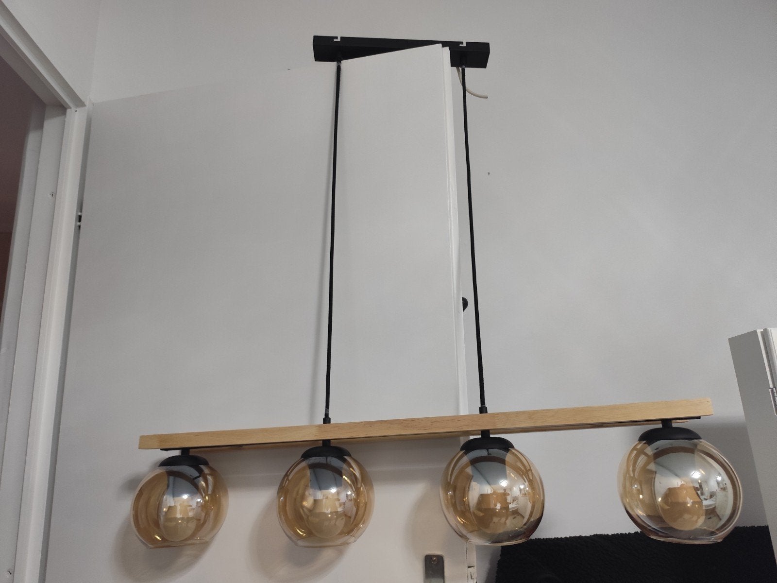 Hanglamp met 4 glazen bollen en houten balk, Modern, Scandinavisch, Industrieel, Zo goed als nieuw, Glas, E27 (groot)