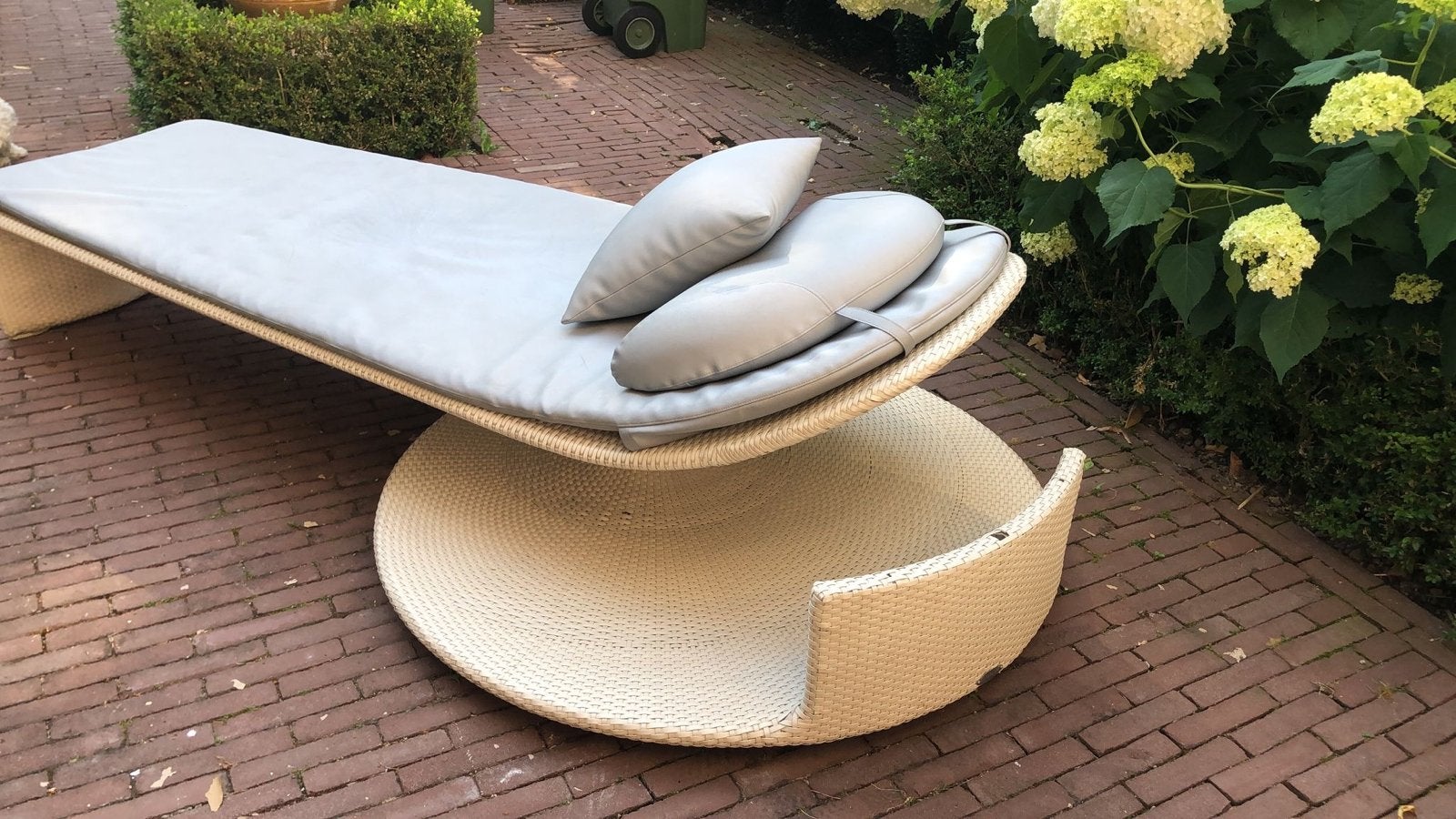 Luxe Dedon Wicker Ligbed met Kussen - Zo goed als nieuw, Ophalen, Zo goed als nieuw, Wicker