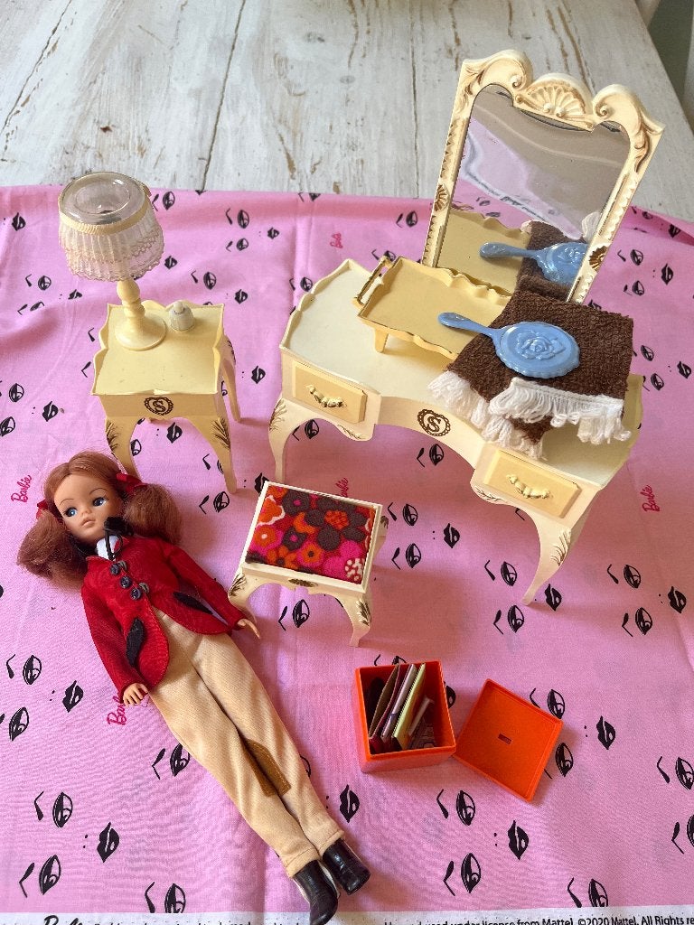 Vintage Sindy + meubeltjes, Verzamelen, Poppen, Ophalen of Verzenden, Gebruikt, Pop