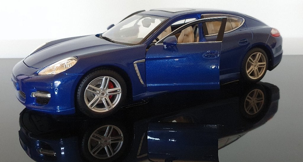 Porsche Panamera Turbo 1:18 Maisto – metaal blauw, Hobby en Vrije tijd, Modelauto's | 1:18, Gebruikt, Auto, Maisto, Ophalen