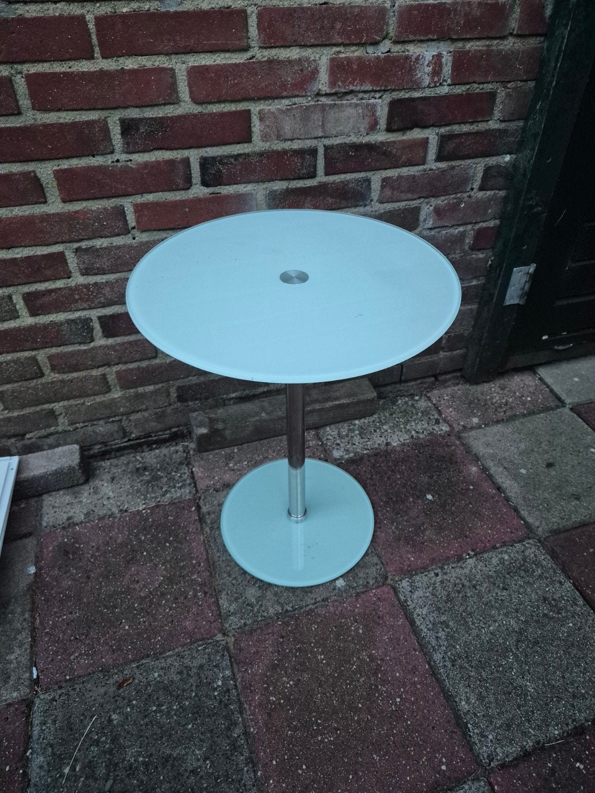 Ronde bijzettafel met glazen blad en metalen poot, Ophalen, Minder dan 55 cm, Gebruikt, Rond