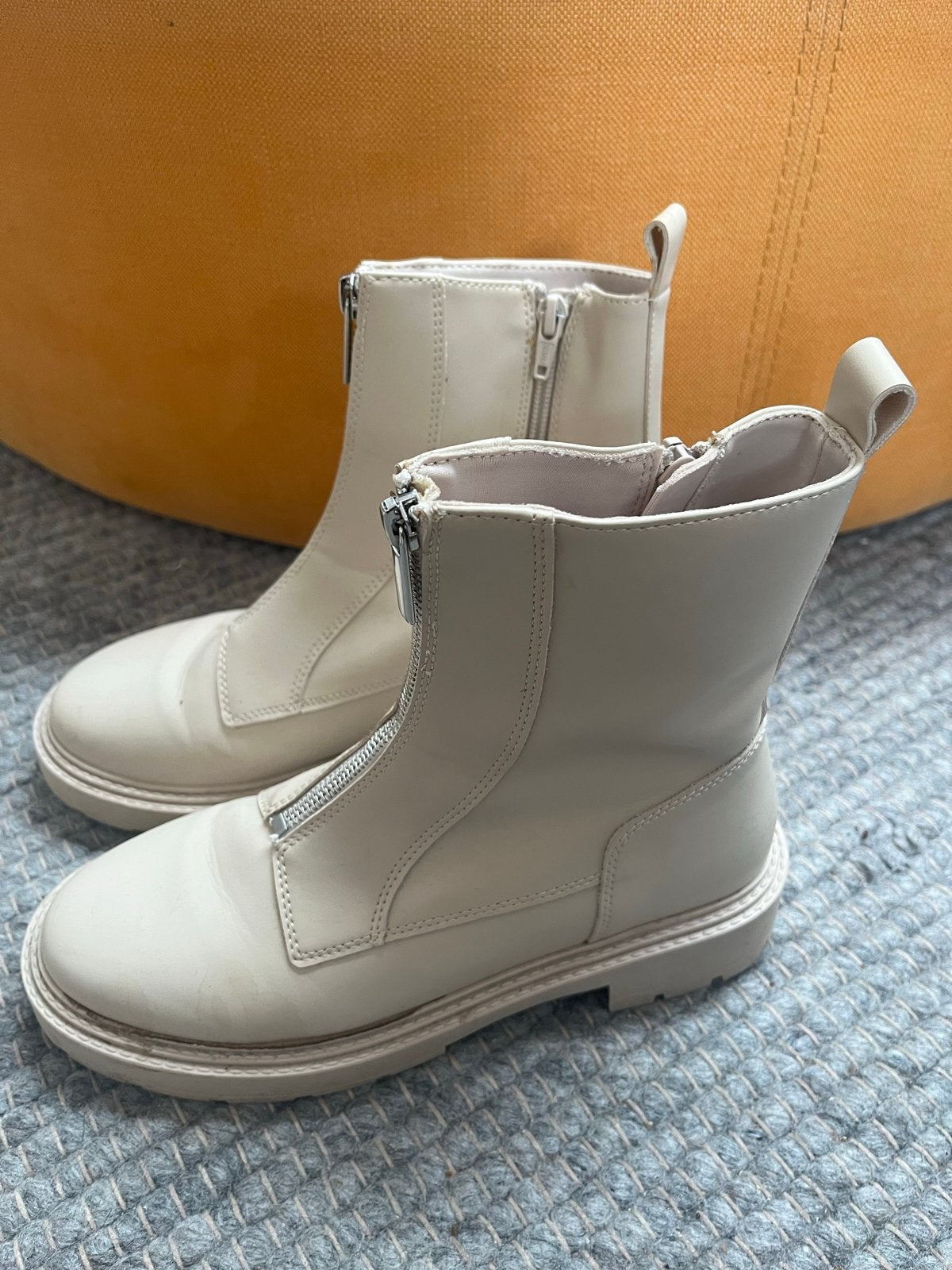 Zara Crèmekleurige Enkellaarzen Maat 37, Kleding | Dames, Schoenen, Ophalen of Verzenden, Gedragen, Beige, Lage of Enkellaarzen
