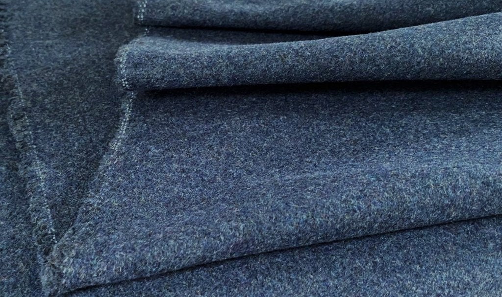 De Ploeg Feltwool 44; gemêleerd blauw; 2,09 meter meubelstof, Hobby en Vrije tijd, Stoffen en Lappen, Wol, Blauw, 120 cm of meer