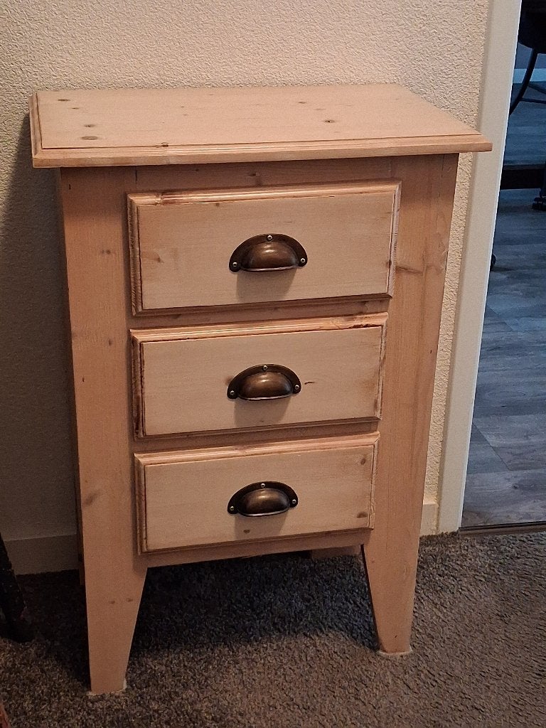 Houten nachtkastje met 3 lades - 70 x 48 x 30 cm., Ophalen, Minder dan 45 cm, 55 tot 70 cm, Zo goed als nieuw