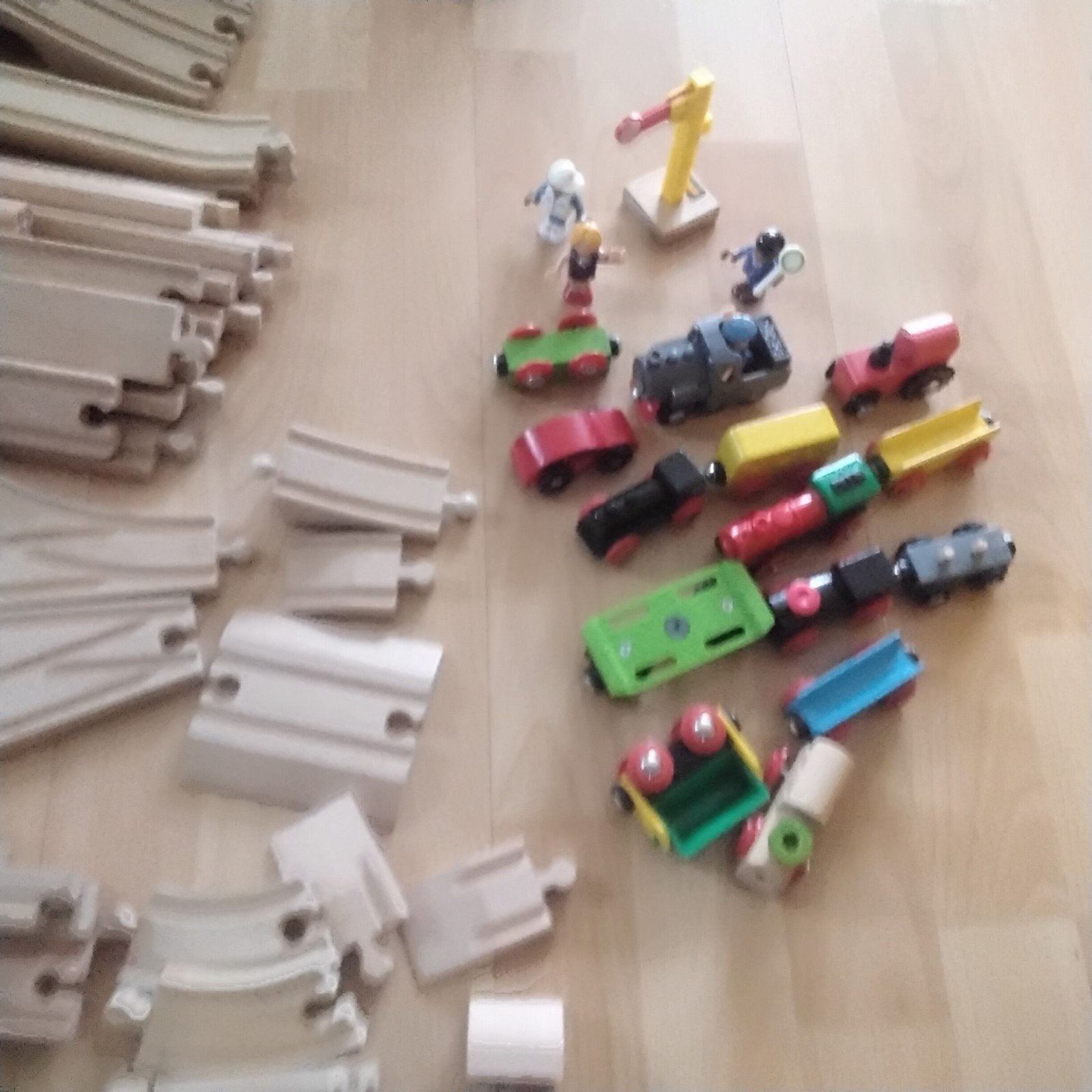 Schatkist vol met model Brio treinbaan, en houten blokken., Ophalen of Verzenden, Zo goed als nieuw, Duw- of Trekspeelgoed