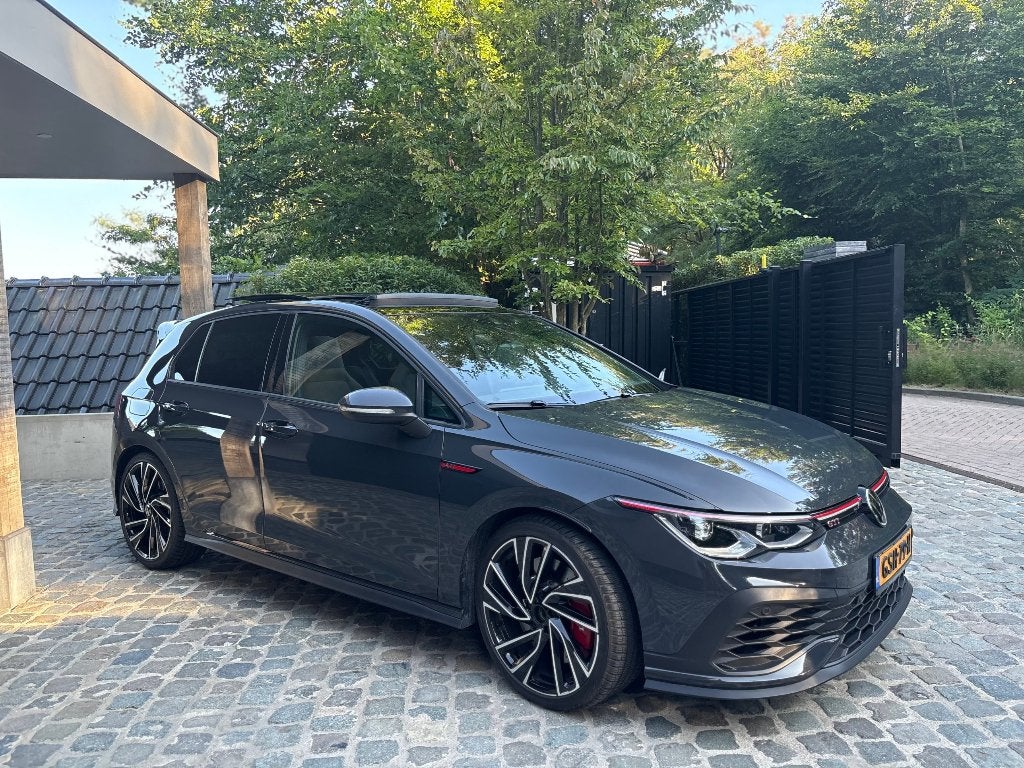 VW Golf 8 GTI Clubsport 300pk | Pano | IQ.Light | DCC | 19", 4 cilinders, 1984 cc, Alcantara, 300 pk