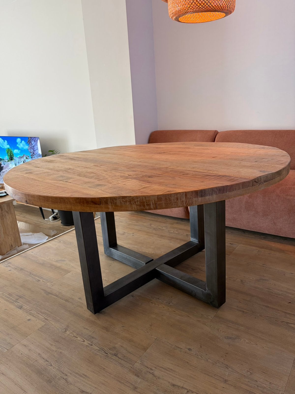 Foto 4 van Ronde mangohouten eettafel Ø150 cm + 4 eetkamerstoelen