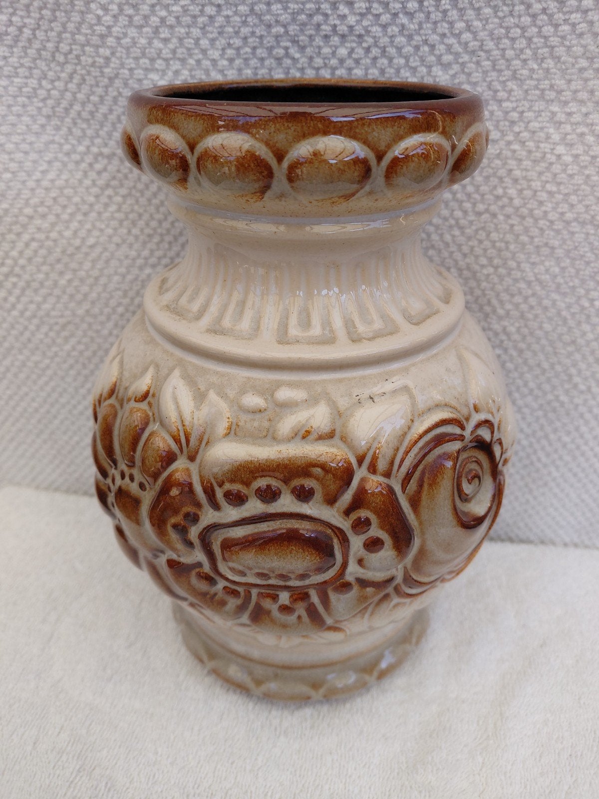 Vintage West Germany Keramiek Vaas - Bruin Reliëf Decor, Ophalen of Verzenden