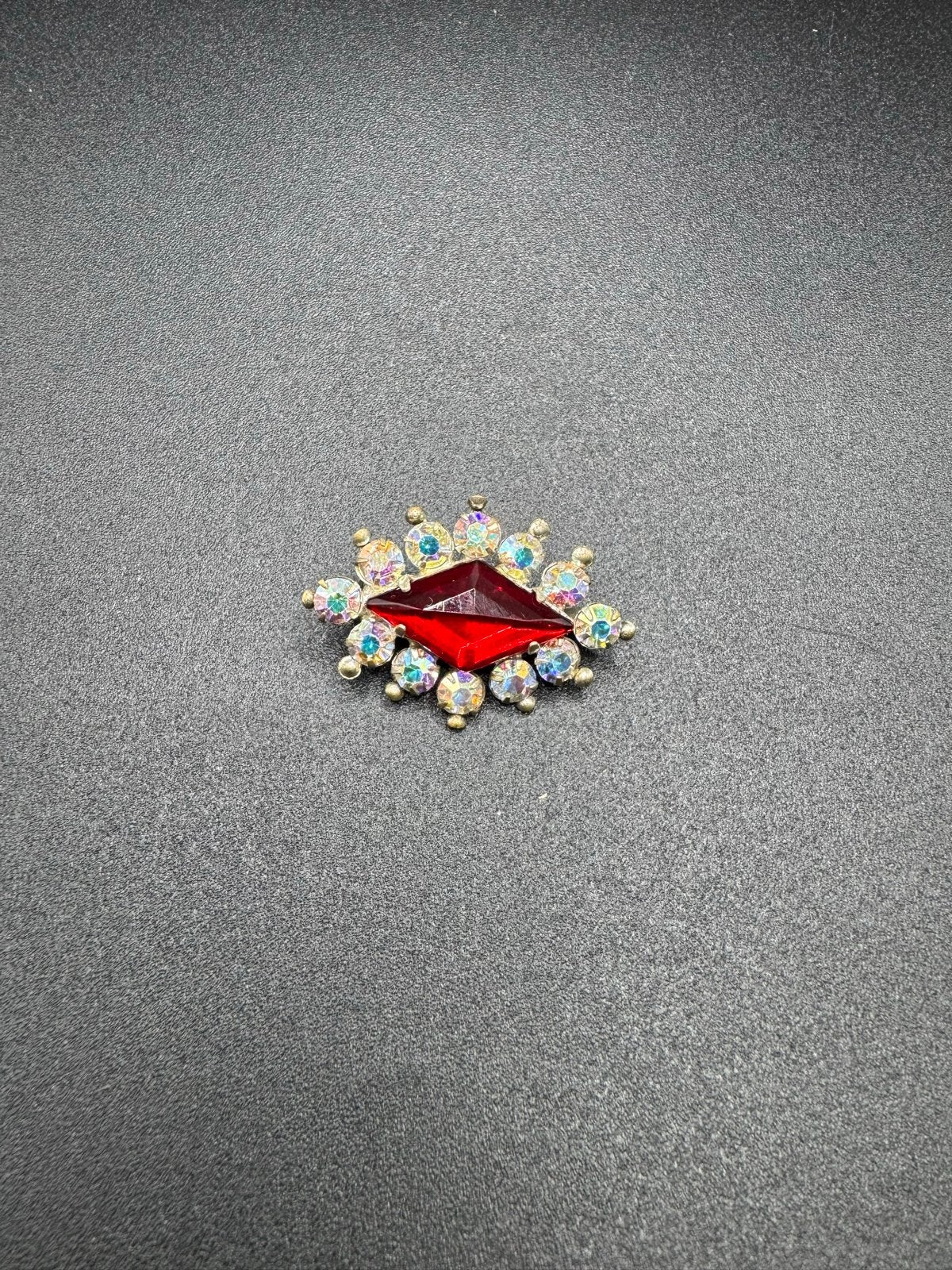 Vintage Broche met Rode Steen en Kristallen, Met kristal, Overige materialen, 4 tot 7 cm, Gebruikt