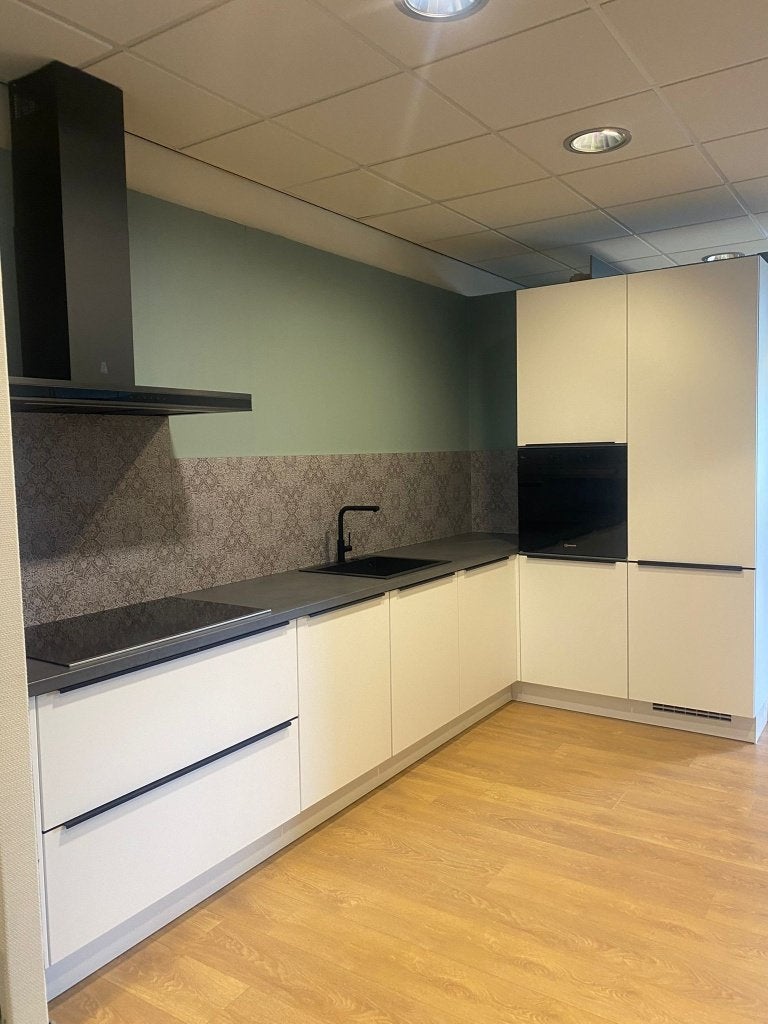 Keuken hoekopstelling incl nieuwe apparatuur, Ophalen, Wit, Nieuw, Mooier Wonen Leukerstraat 65 Weert