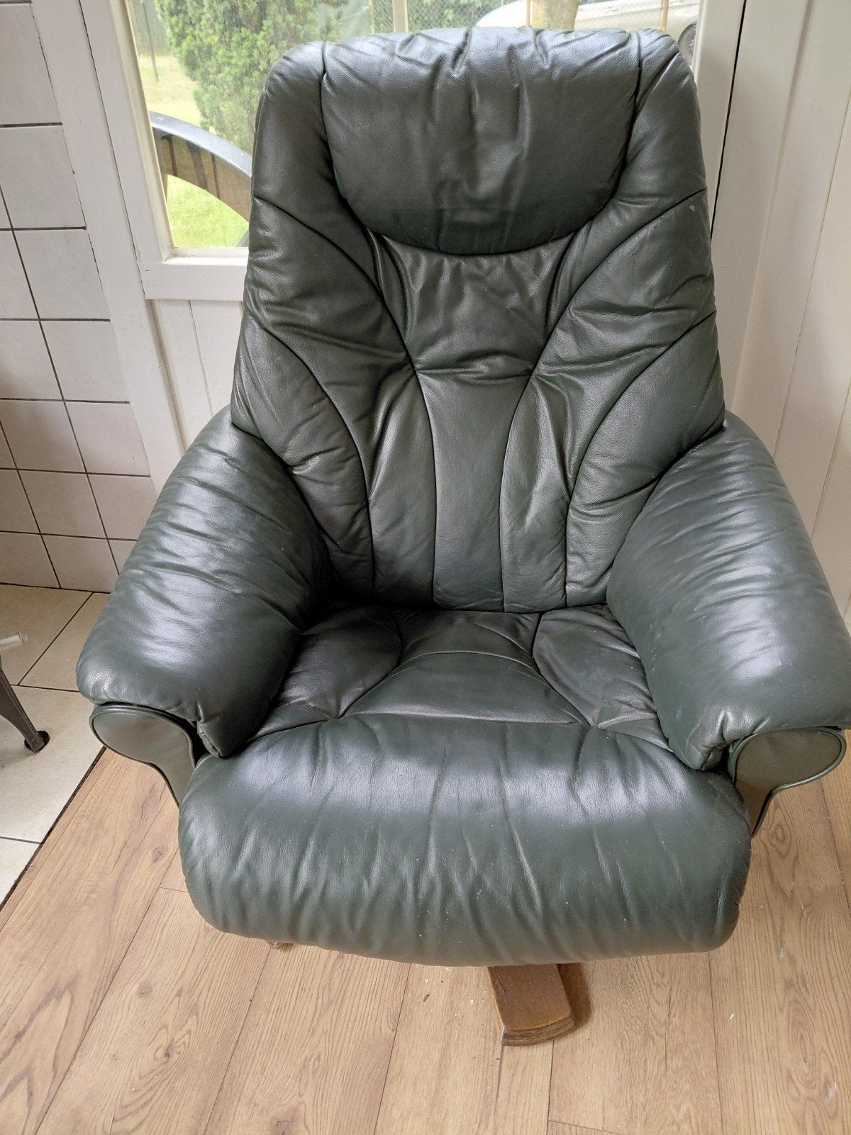 Gratis op te halen in BergenopZ: Groen leren relaxstoel, Huis en Inrichting, Fauteuils, Ophalen, Gebruikt, 75 tot 100 cm, Leer