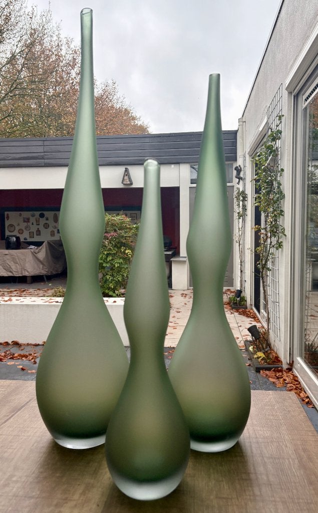 3 moderne, muntgroene, matglazen sier vazen (64 hoog), 64 cm, Ophalen of Verzenden, Glas, Zo goed als nieuw