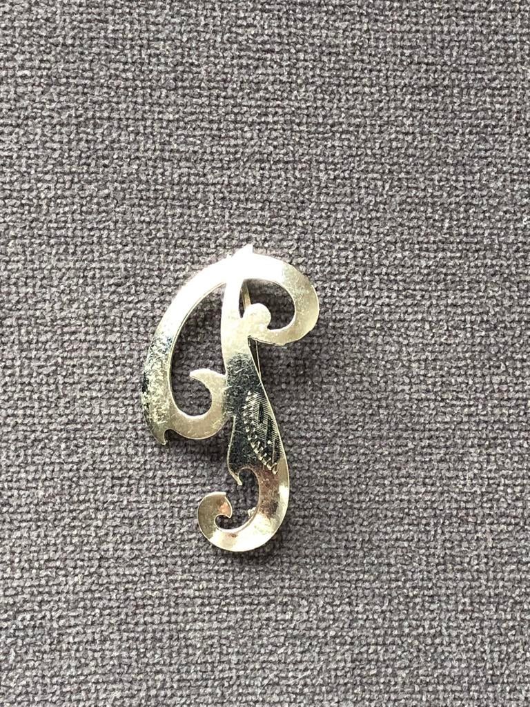 Mooie vintage monogrambroche letter ‘P’, 835 zilver., Sieraden, Tassen en Uiterlijk, Broches, Gebruikt, Verzenden, Minder dan 4 cm
