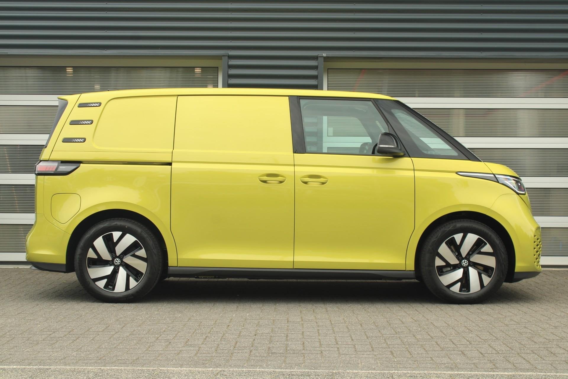 Volkswagen ID. Buzz Cargo 286pk Bulli Limited Edition 79 kWh, Auto's, Automaat, 12 maanden, Zwart, Volkswagen