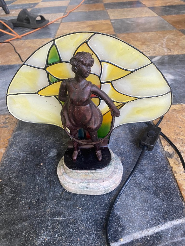 tiffany tafellamp, rond 1975, marmeren voet, kind met hoepel, Gebruikt, 24 cm, Meerkleurig, Ophalen of Verzenden
