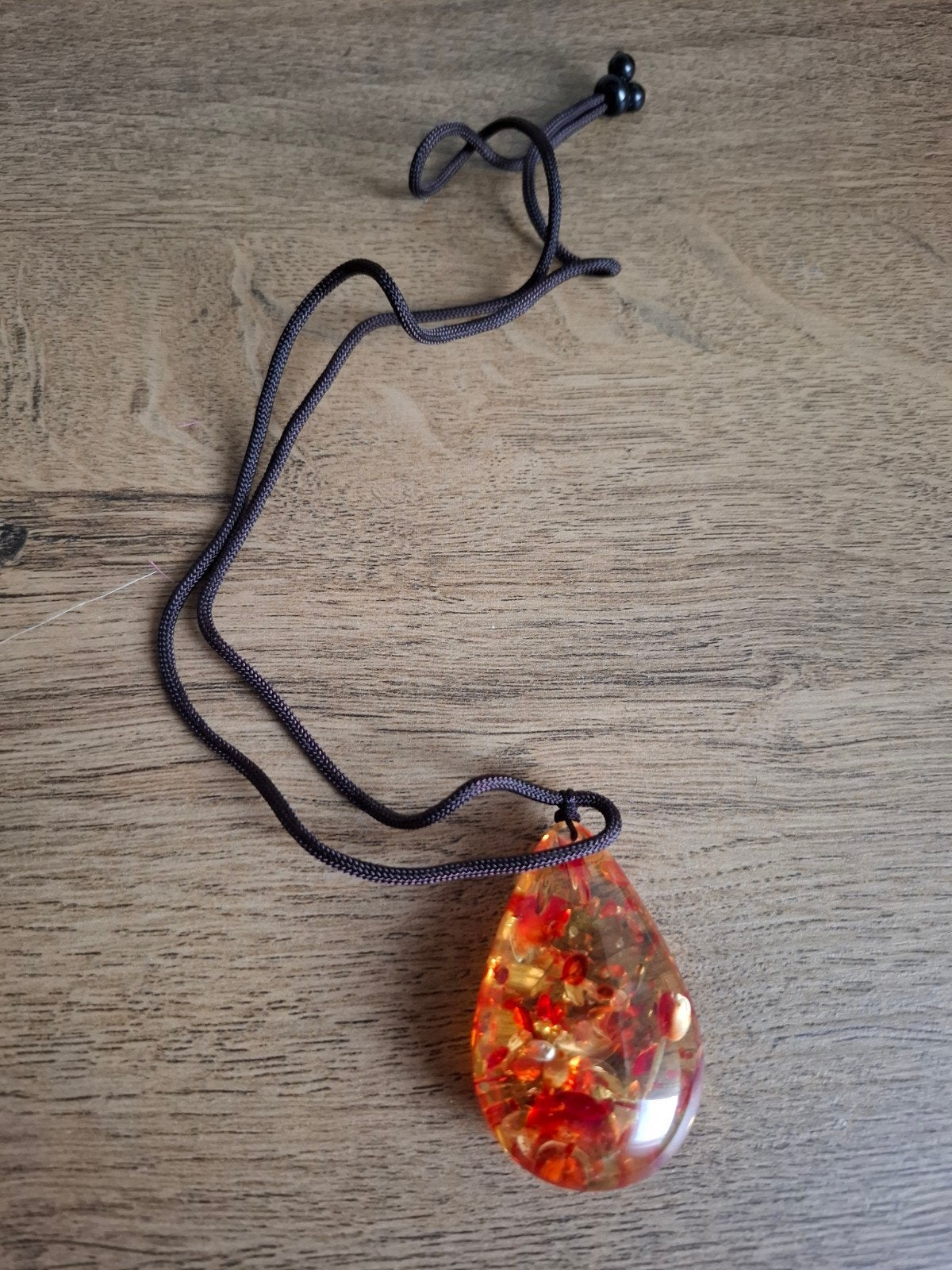 Halsketting met oranje/rode hars hanger, Met hanger, Kunststof, Gebruikt, Oranje