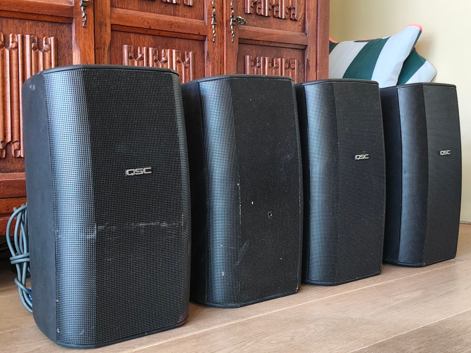 QSC AD-S82H Luidsprekers (4 stuks), Gebruikt, Inclusief kabels, Overige typen, Ophalen of Verzenden