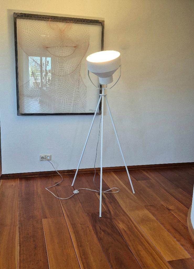 Moderne witte designlamp. Don Luce, 2024., Huis en Inrichting, Lampen | Vloerlampen, Ophalen, Modern Industrieel, Zo goed als nieuw