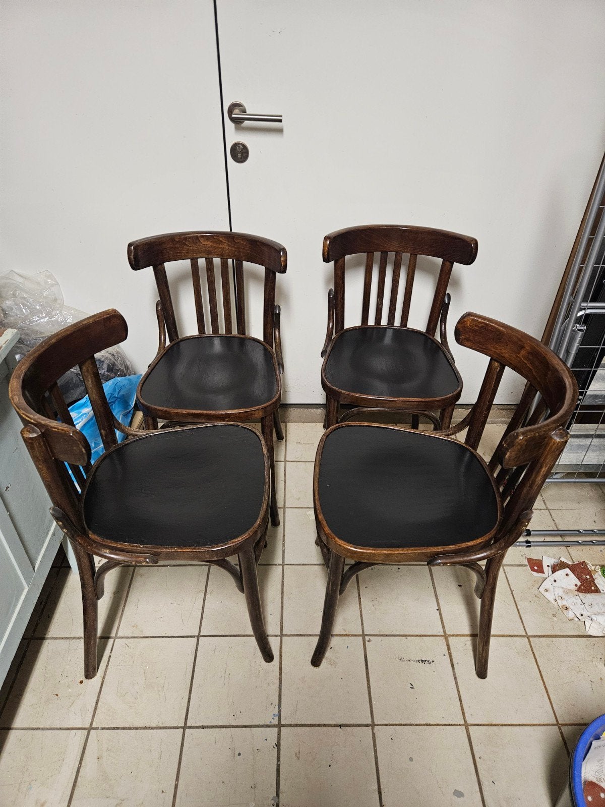 Set van 4 karakteristieke caféstoelen met zwarte zitting, Ophalen