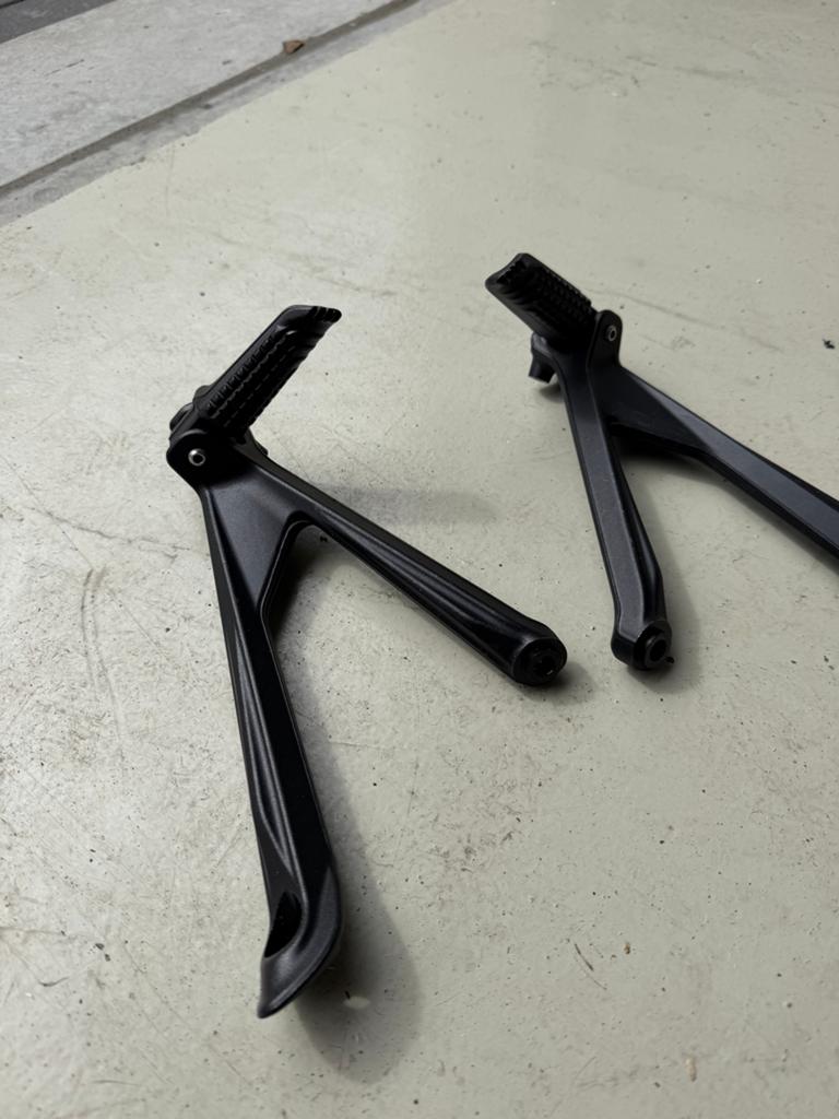 Originele KTM 1290 Super Duke R  voetsteunen (set van 2), Motoren, Onderdelen | Overige, Ophalen of Verzenden, Gebruikt