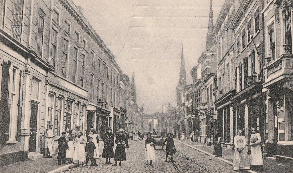 BREDA GINNEKENSTRAAT 1914 VEEL VOLK nr 683, Verzenden, Voor 1920, Gelopen, Noord-Brabant