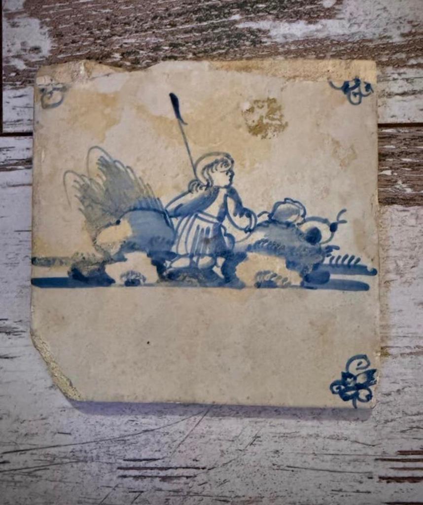Oude 17e-eeuwse Delfts blauw-witte tegel met figuur, Ophalen of Verzenden