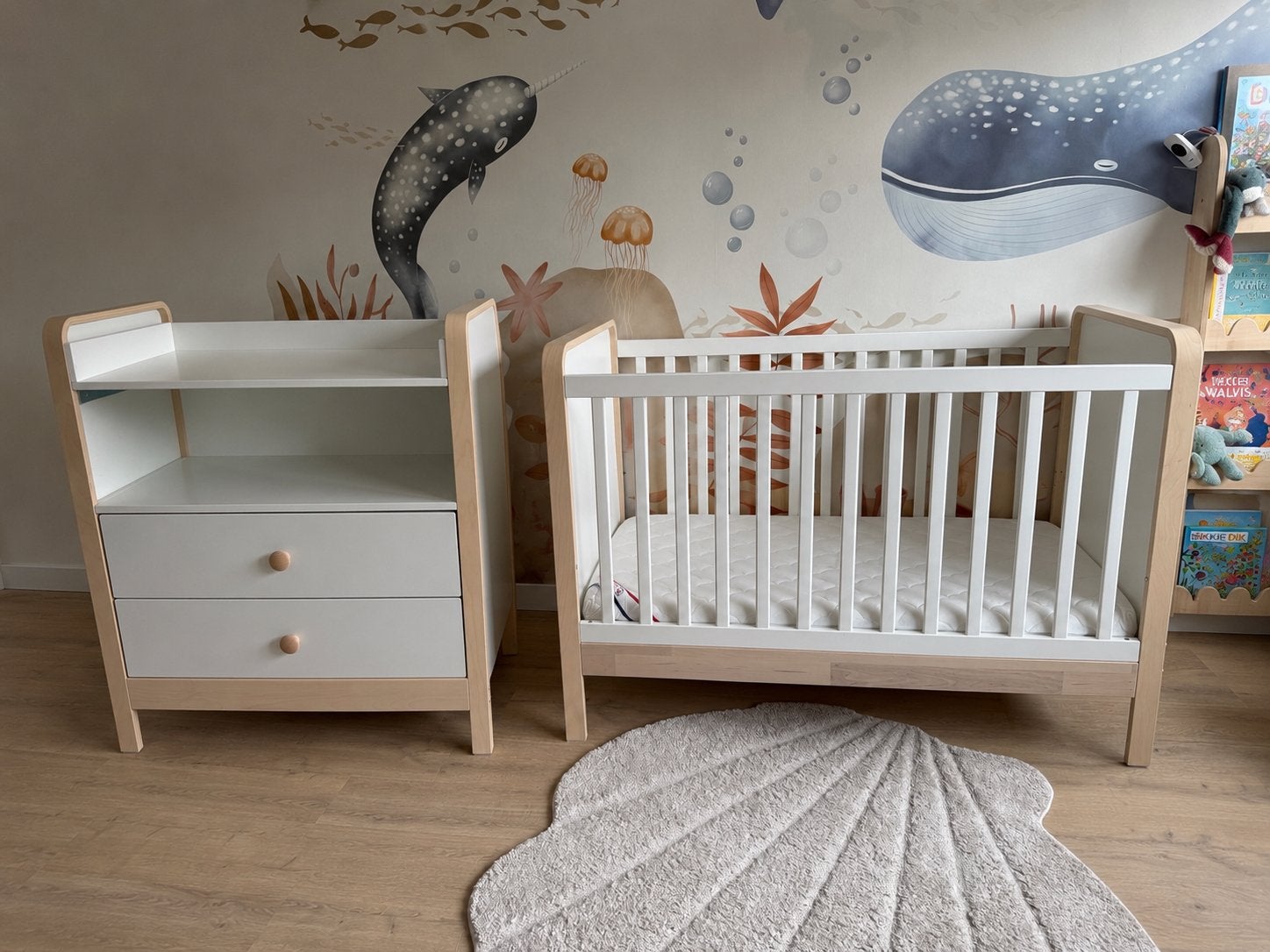 Z.G.A.N. IKEA Alskvärd babybed en commode set., Ophalen of Verzenden, Zo goed als nieuw, Minder dan 140 cm, Matras