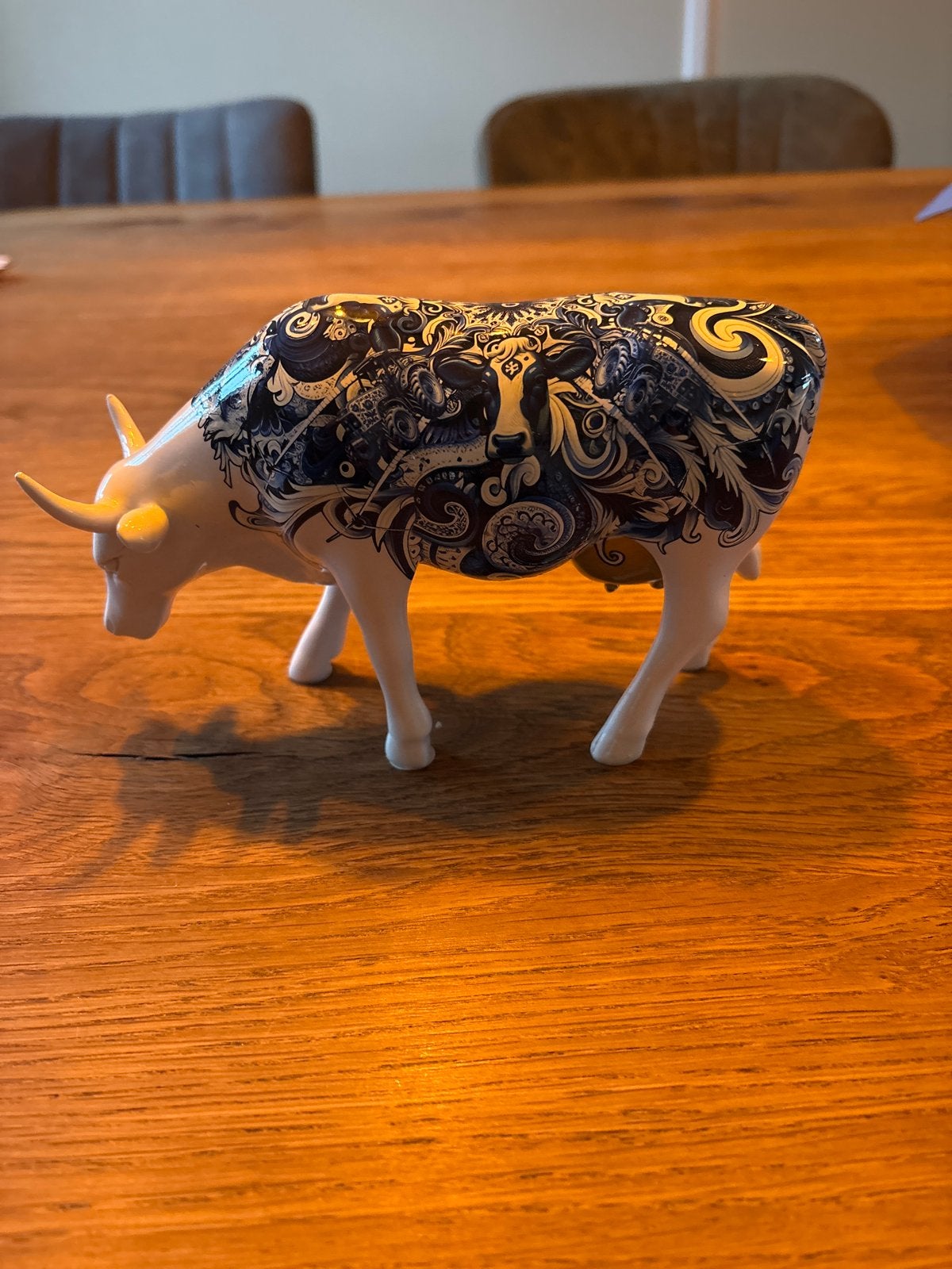 Decoratieve koe met Delfts blauw patroon, Ophalen of Verzenden, Zo goed als nieuw, Dier