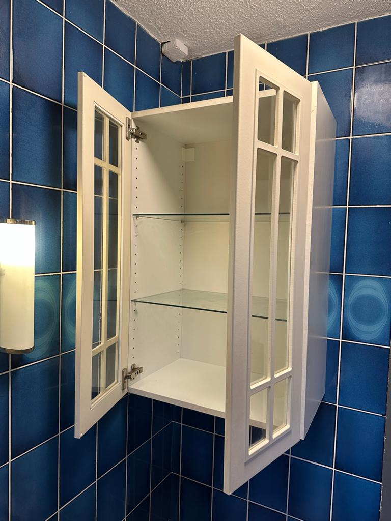 Witte badkamer hangkast met glazen deuren en planken, Huis en Inrichting, Ophalen, Gebruikt, Overige typen, 50 tot 100 cm