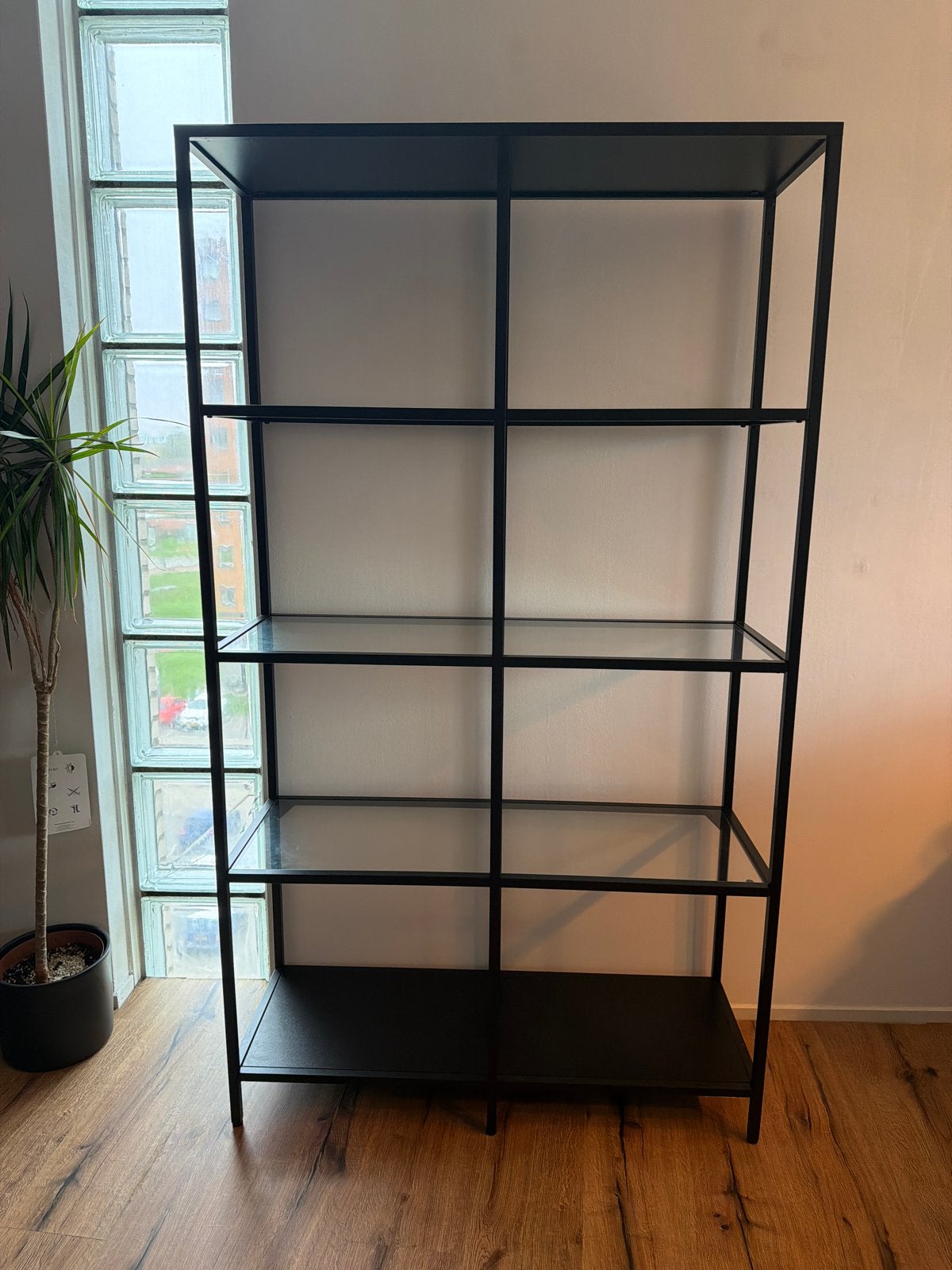 Zwart metalen rek met glazen planken ikea, Ophalen, Zo goed als nieuw