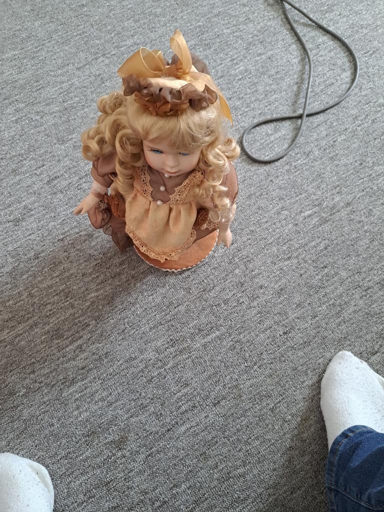 Te koop zeer mooie pop kan bewegen en muziek, Verzamelen, Poppen, Ophalen of Verzenden, Zo goed als nieuw, Pop