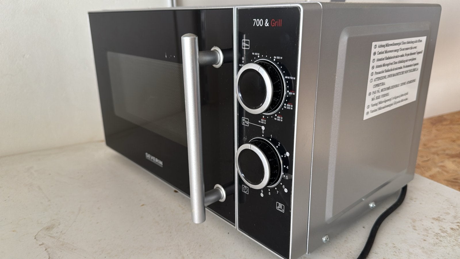 Severin Magnetron met Grill - 700W/900W - Zilver/Zwart, Ophalen, Combimagnetron, Gebruikt, Minder dan 45 cm
