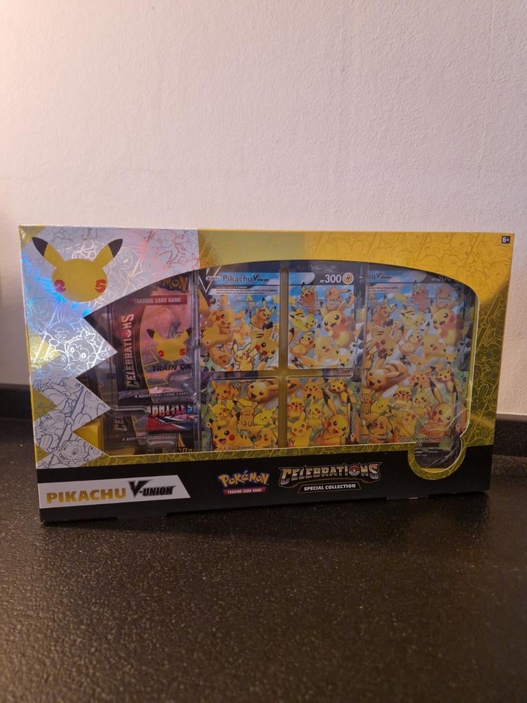 Celebrations 25 years Special Collection. Pokémon TCG, Ophalen of Verzenden, Nieuw, Boosterbox, Foil