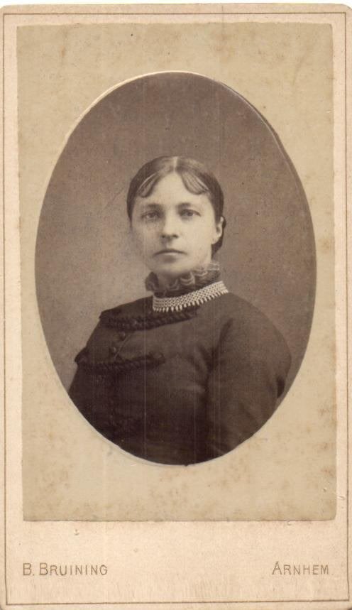 CDV - B.Bruining -Steenstraat - Arnhem - Gebold, Gebruikt, Foto, Klederdracht, Ophalen of Verzenden