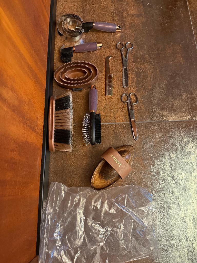 Set met borstels, kammen en scharen voor paard of pony., Ophalen, Zo goed als nieuw