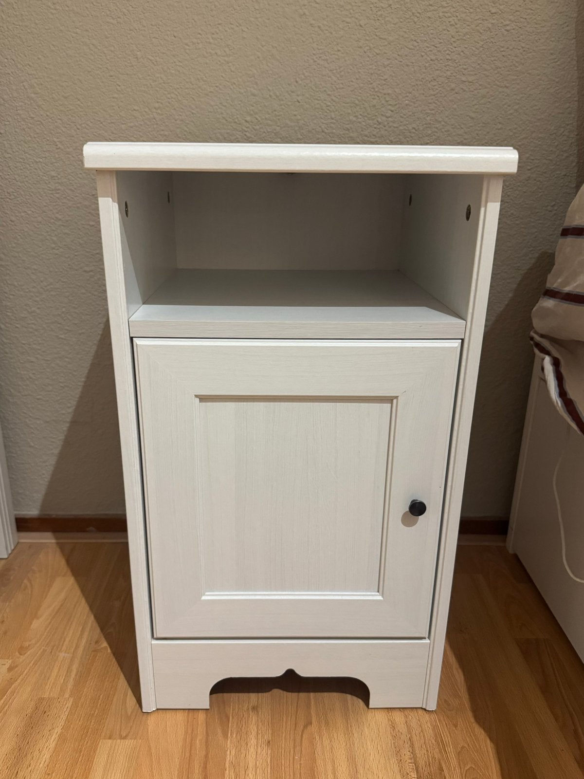 Landelijk wit nachtkastje met opbergruimte, Huis en Inrichting, Gebruikt, Minder dan 45 cm, Hout, 55 tot 70 cm