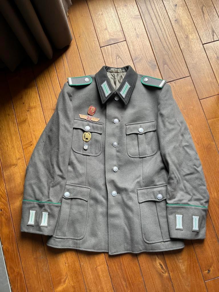 DDR NVA Grenztruppen parade uniform 1971, Verzamelen, Militaria | Algemeen, Ophalen of Verzenden, Landmacht, Duitsland, Embleem of Badge
