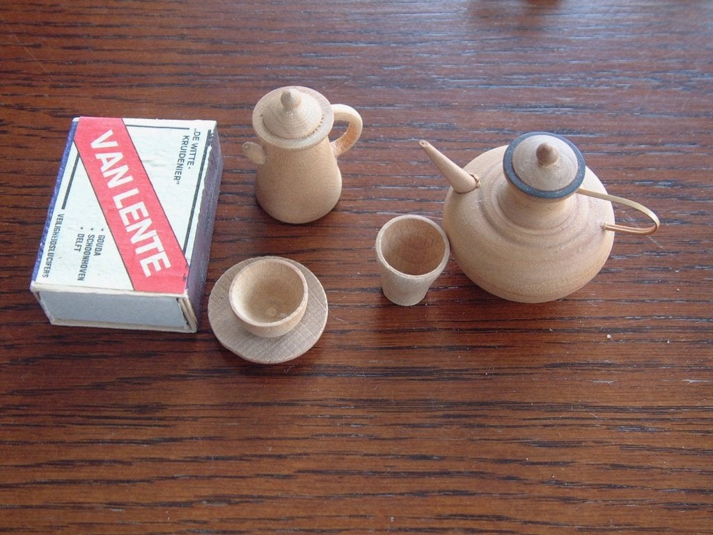 4 miniaturen hout potjes enz.voor poppenhuis oid, Ophalen of Verzenden