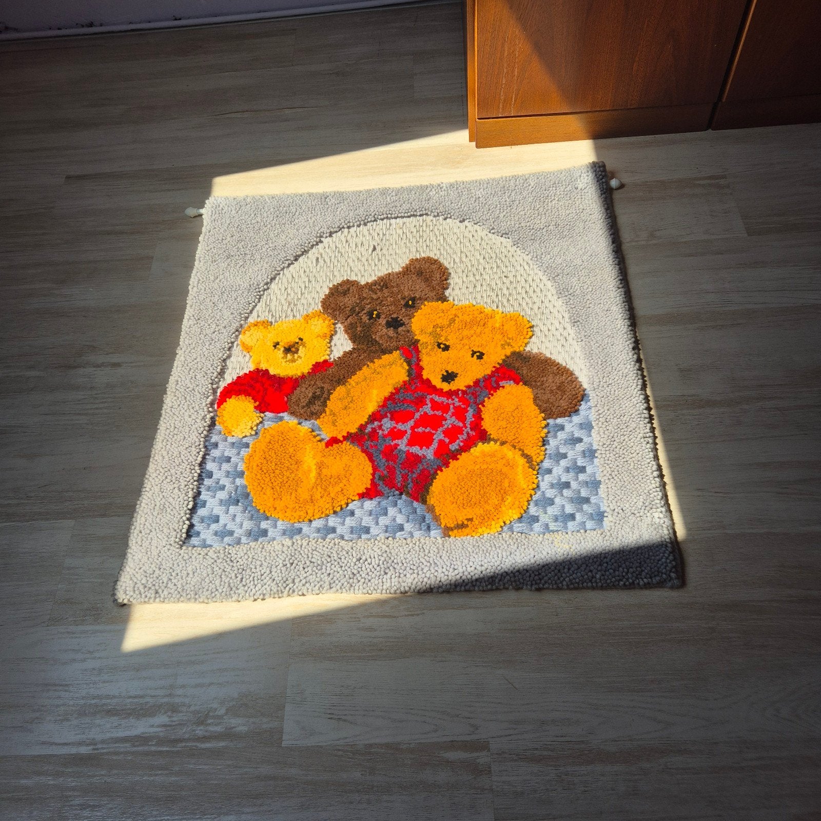 Handgemaakt vloerkleed met beren (96x90 cm) + ophangsysteem, Gebruikt, 50 tot 100 cm, Grijs, Kinderkamer, speels, handgemaakt