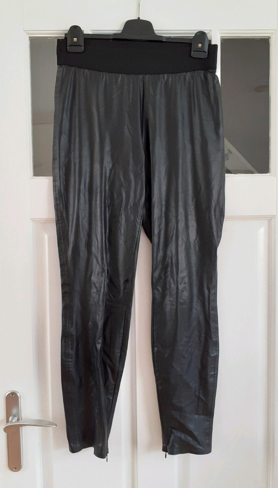Vanilia vegan leren broek met elastische taille maat 40, Maat 38/40 (M), Vanilia, Zwart, Ophalen of Verzenden
