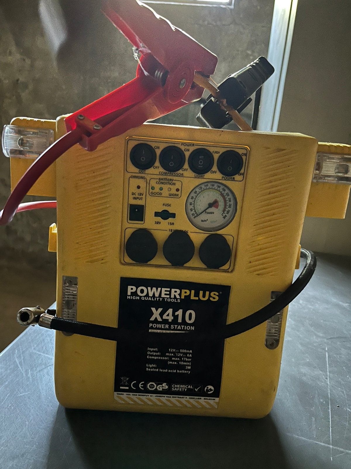 Compressor omvormer werklamp en acculader, Ophalen, Zo goed als nieuw