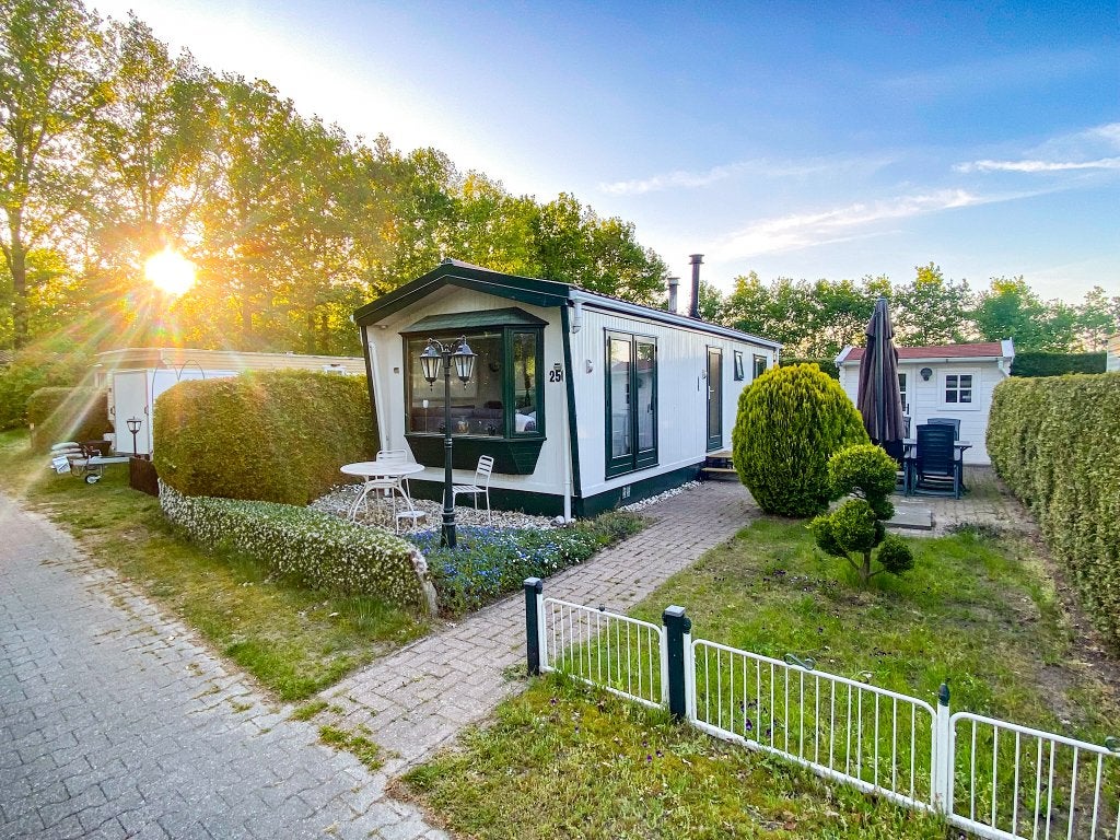 Stacaravan / chalet / huisje te koop op leuk recreatiepark, Caravans en Kamperen, Stacaravans, Tot en met 4