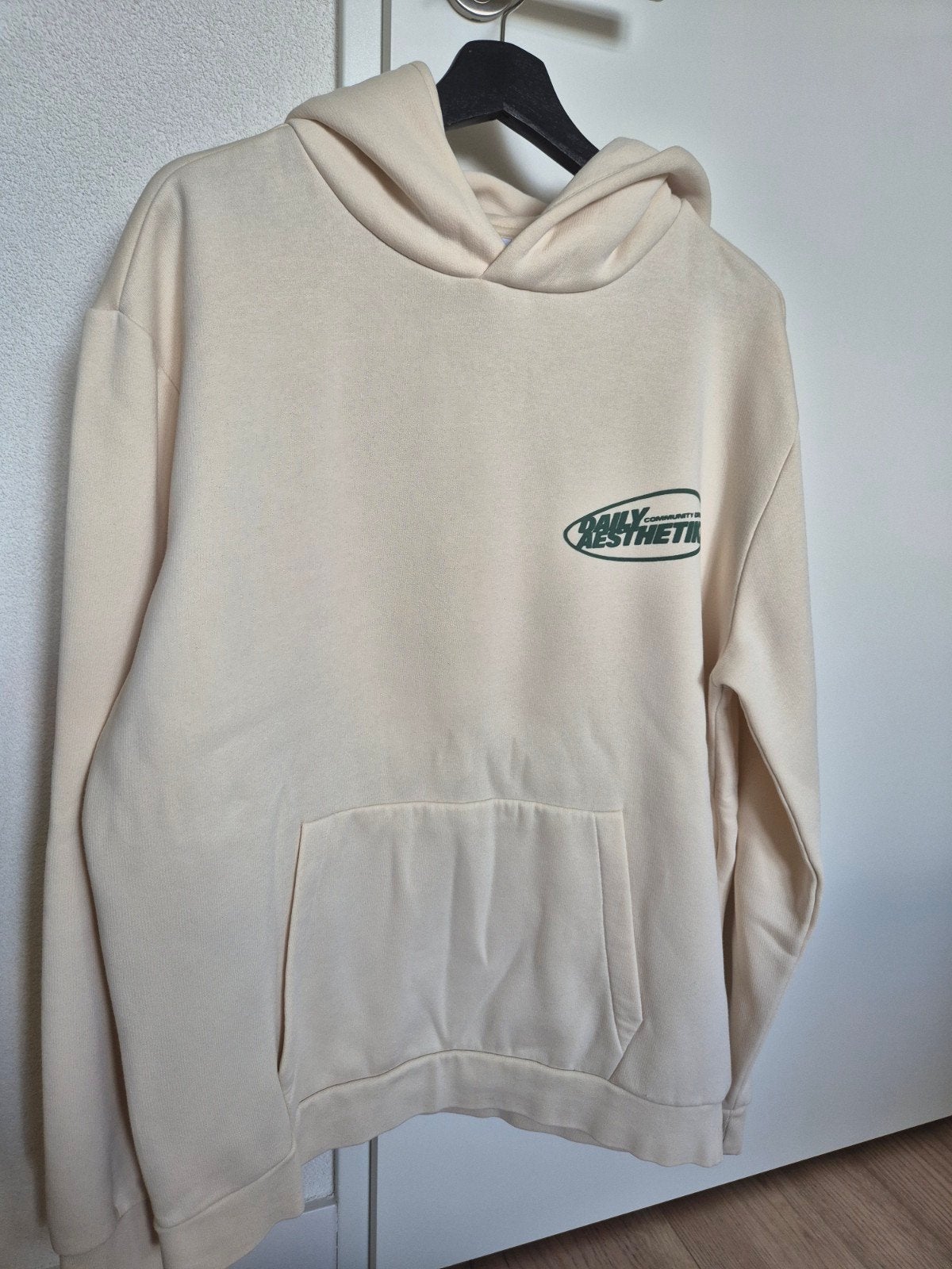 Daily Aesthetikz Hoodie - Maat L ZGAN, Kleding | Heren, Maat 52/54 (L), Beige, Ophalen of Verzenden, Zo goed als nieuw