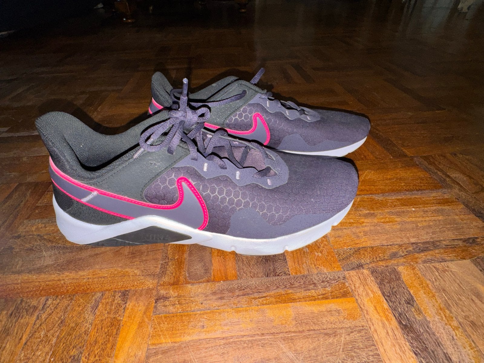 Nike Legend Essential 2 - Maat 9,5, Kleding | Heren, Overige kleuren, Sportschoenen, Ophalen of Verzenden, Zo goed als nieuw