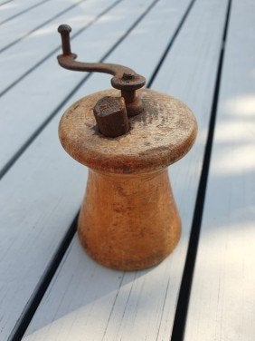 Vintage houten pepermolen met metalen slinger, Ophalen of Verzenden