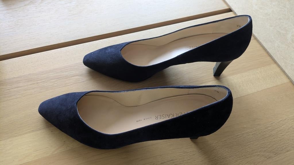 Peter Kaiser suède donkerblauwe pumps - Maat 41 (7,5), Kleding | Dames, Schoenen, Peter Kaiser, Pumps, Blauw, Ophalen of Verzenden