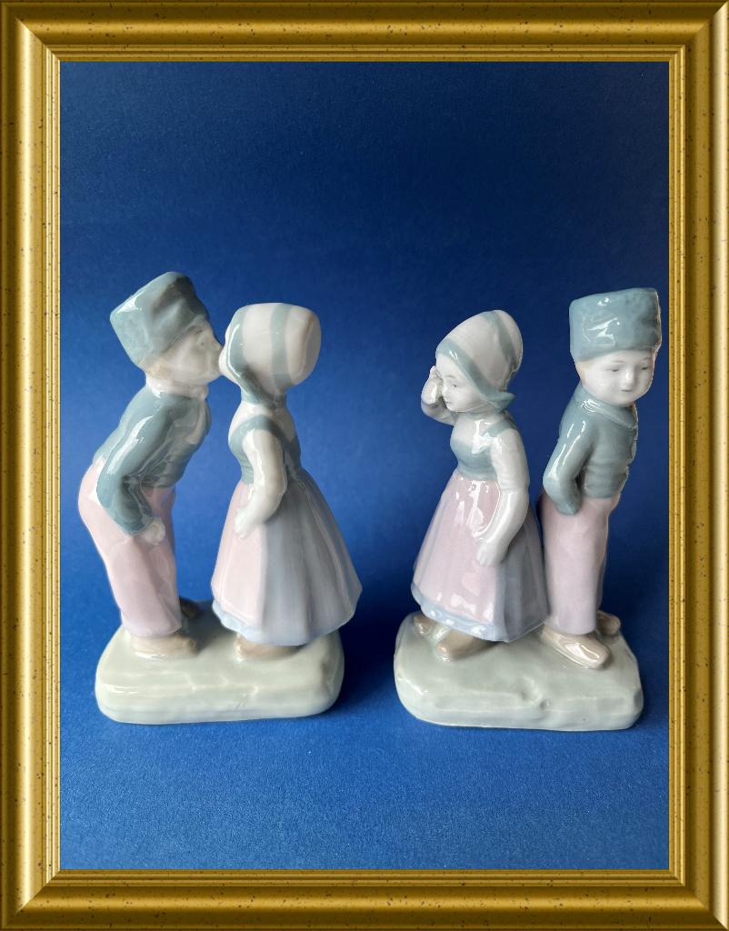 Twee oude porseleinen klederdracht beeldjes, Antiek en Kunst, Ophalen of Verzenden